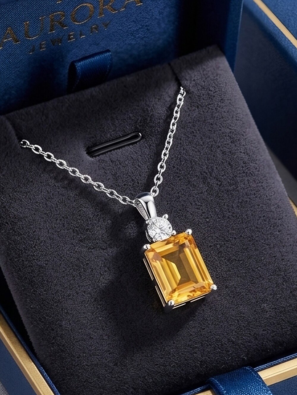 Stunning Critrine and Silver Pendant Necklace